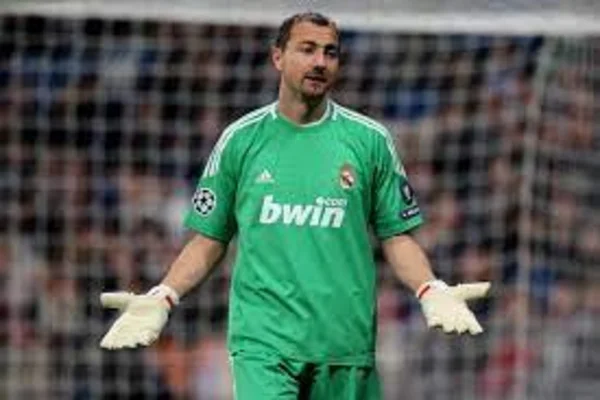 Hình 1: Thủ môn Jerzy Dudek