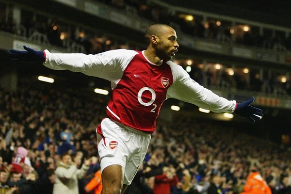 Hình 1: Thierry Henry là cầu thủ ghi nhiều bàn thắng nhất cho Arsenal