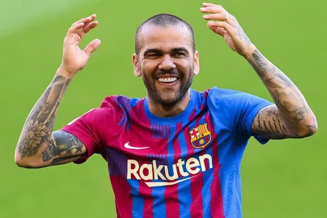 Hình 1: Hậu vệ Dani Alves