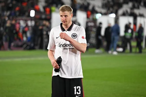 Hình 4: Martin Hinteregger giúp Frankfurt giành vô địch C2 tại 2021-2022