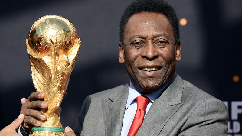 Pele huyền thoại Brazil tượng đài của làng túc cầu